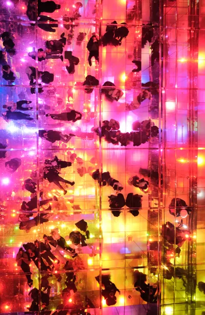 Colorful infinite reflections