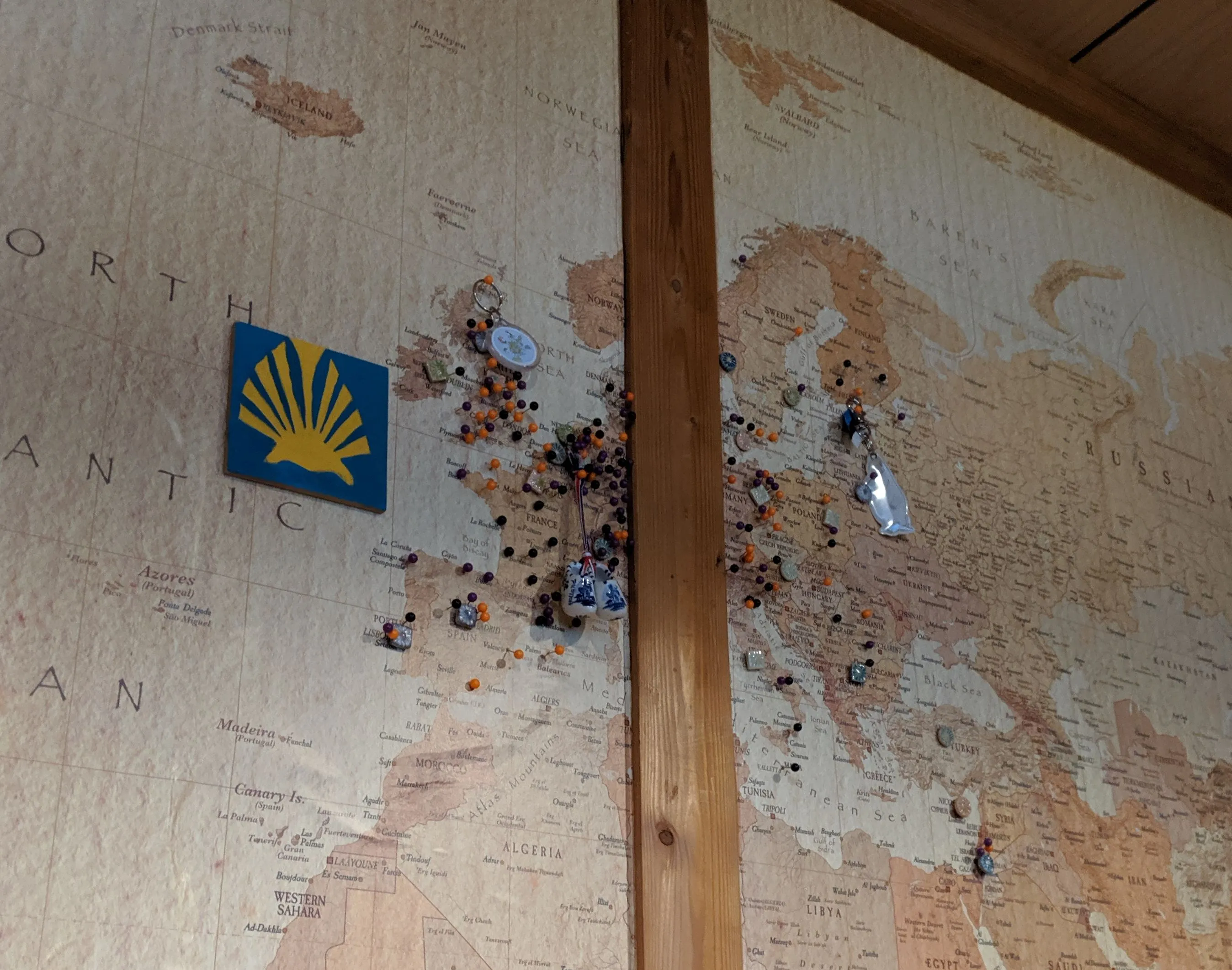 在餐廳裡的大型地圖標著從世界各地來的朝聖者